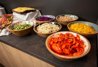 Buffet con ensaladas frescas y fiambres en Camping Beringerzand - Finse Kota's Limburg, Países Bajos.