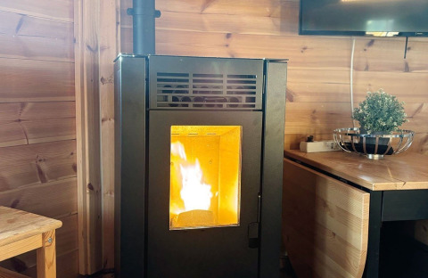 Moderner Holzofen in einer Holzhütte bei Camping Beringerzand - Finse Kota's Limburg, gemütlicher Aufenthalt.