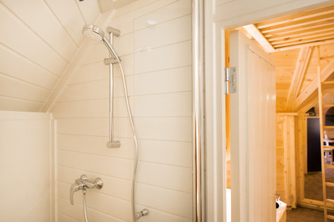 Douche met houten wanden in een Finse Kota op Camping Beringerzand Limburg, ideaal voor glamping.