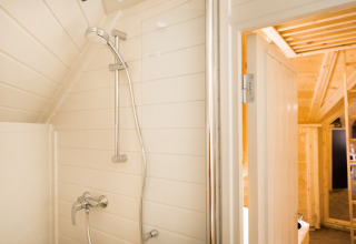 Douche in houten interieur bij Finse Kota’s op Camping Beringerzand Limburg, perfect voor glamping vakantie.