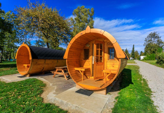 Unikke tøndeformede glampinghytter i træ på Camping Pilsensee, smukt beliggende i et grønt område.