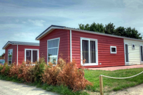 Alloggi glamping al Vakantiepark Ostseecamping Zierow: casette colorate e case mobili in Germania.