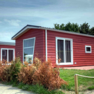 Hébergement glamping à Vakantiepark Ostseecamping Zierow, chalets colorés et mobil-homes en Allemagne.