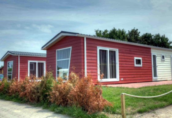 Hébergement glamping à Vakantiepark Ostseecamping Zierow, chalets colorés et mobil-homes en Allemagne.