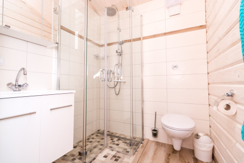 Moderne badkamer in glampingverblijf bij Vakantiepark Ostseecamping Zierow, Duitsland, met douche.