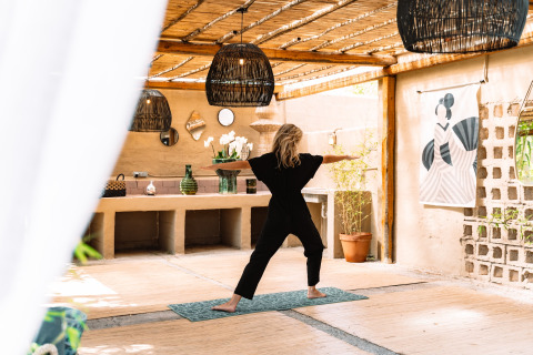 Persoon doet yoga bij glamping Camping Parco Ibiza by San Antonio - Glamping Ibiza in Ibiza.