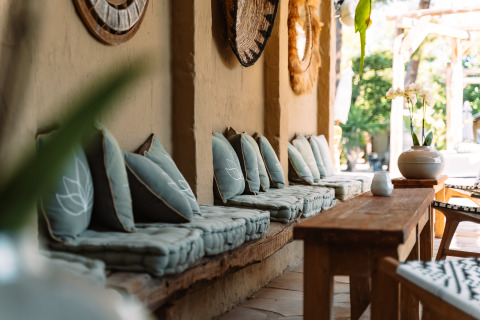 Buitenlounge bij Camping Parco Ibiza by San Antonio - Glamping Ibiza met kussens en houten meubels.