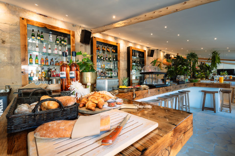 Gezellige bar bij Camping Parco Ibiza by San Antonio - Glamping Ibiza met brood, croissants en flessen.