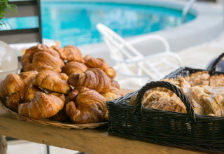 Versgebakken croissants en brood bij het zwembad op Camping Parco Ibiza by San Antonio - Glamping Ibiza.