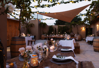 Sfeervolle buiten eetruimte met kaarslicht bij Camping Parco Ibiza by San Antonio - Glamping Ibiza.