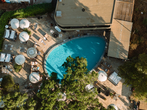 Luchtfoto van het zwembad met ligstoelen bij Camping Parco Ibiza by San Antonio - Glamping Ibiza.