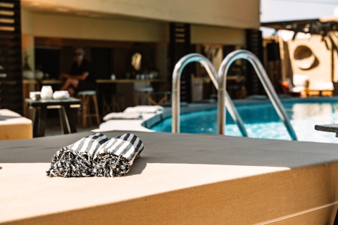 Moderne glampingaccommodatie met zwembad en handdoeken bij Camping Parco Ibiza by San Antonio, Ibiza.