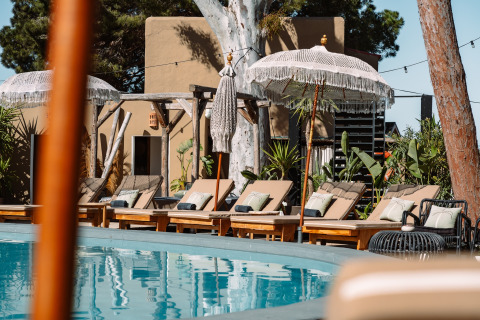 Buitenzwembad met ligbedden, parasols en veel groen bij Camping Parco Ibiza by San Antonio - Glamping Ibiza.