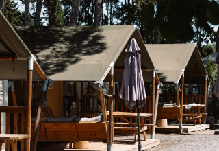 Glamping accommodatie met tenten en buitenzitplaatsen bij Camping Parco Ibiza by San Antonio - Glamping Ibiza.