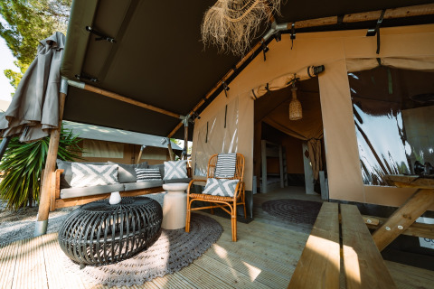 Moderne glampingaccommodatie bij Camping Parco Ibiza by San Antonio, met gezellige buitensitzone.