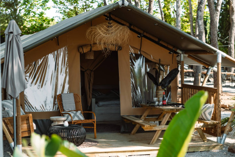 Glampingaccommodatie bij Camping Parco Ibiza nabij San Antonio, Ibiza, met comfortabel tent en terras.