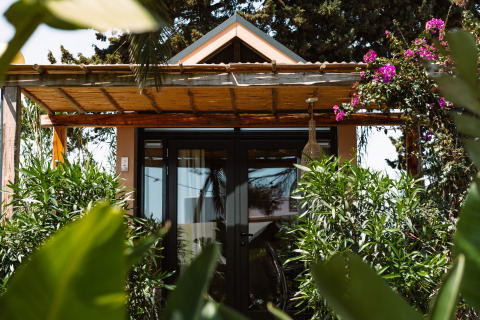 Ingang van een glampingaccommodatie omgeven door planten bij Camping Parco Ibiza by San Antonio, Ibiza.