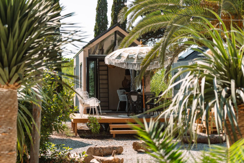 Moderne glampingaccommodatie met terras en palmbomen bij Camping Parco Ibiza by San Antonio, Glamping Ibiza.