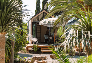 Moderne glampingaccommodatie met terras en palmbomen bij Camping Parco Ibiza by San Antonio, Glamping Ibiza.
