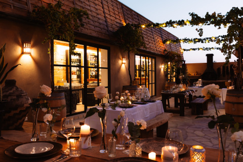 Sfeervol buiten eetgedeelte bij Camping Parco Ibiza by San Antonio - Glamping Ibiza, mooi verlicht.