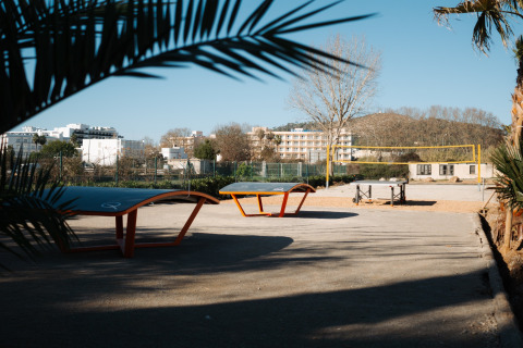 Buitensportveld met speltafels en volleybal bij Camping Parco Ibiza by San Antonio - Glamping Ibiza.