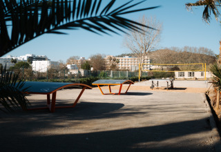 Buitensportveld met speltafels en volleybal bij Camping Parco Ibiza by San Antonio - Glamping Ibiza.