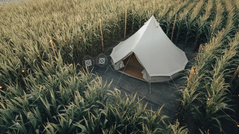 Tente Glamping La Ferme dans un champ de maïs de Flandre occidentale, avec chaises modernes et lanternes.