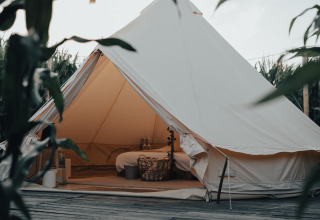 Gezellige glampingtent met comfortabel interieur midden in de natuur bij Glamping La Ferme, West-Vlaanderen.