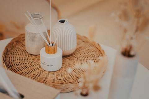 Decoratieve vazen en rieten schaal in Glamping La Ferme - Glampingtenten West-Vlaanderen, accommodatie.