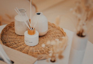 Decoratieve vazen en rieten schaal in Glamping La Ferme - Glampingtenten West-Vlaanderen, accommodatie.