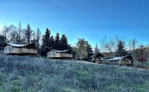 Glamping accommodations at Per Amore Del Vino - Safaritenten Lombardije set on a gentle hillside in nature.