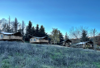 Glamping-indkvartering i naturen ved Per Amore Del Vino - Safaritenten Lombardije på skrånende bakke.