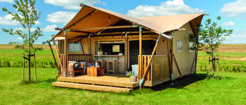 Glamping accommodation Per Amore Del Vino - Safaritenten Lombardije, luxury tent with deck in green field.