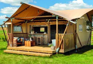 Glamping indkvartering Per Amore Del Vino - Safaritenten Lombardije, luksustelt med træterrasse på grøn mark.