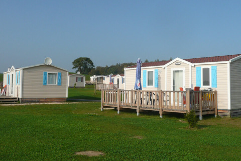 Glamping-Unterkünfte im Camping & Vakantiepark Orsingen, Stacaravans auf grüner Wiese, Baden-Württemberg.