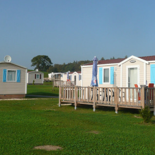 Glamping-Unterkünfte im Camping & Vakantiepark Orsingen, Stacaravans auf grüner Wiese, Baden-Württemberg.