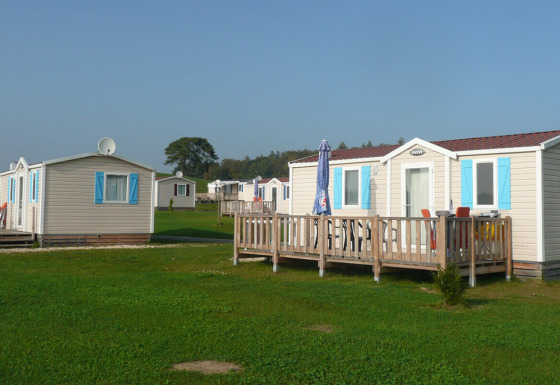 Sistemazioni glamping al Camping & Vakantiepark Orsingen con case mobili immerse nel verde e sotto il sole.