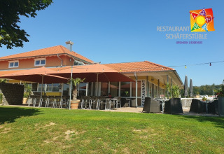 Sonnige Restaurantterrasse beim Camping & Vakantiepark Orsingen - Stacaravans Baden-Württemberg mit Sonnenschirmen.