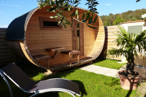Glamping accommodation at Camping & Vakantiepark Orsingen in Baden-Württemberg with a barrel-shaped cabin.