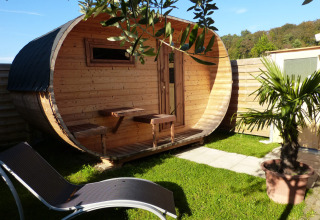Glamping verblijf op Camping & Vakantiepark Orsingen in Baden-Württemberg met tonvormig houten huisje buiten.