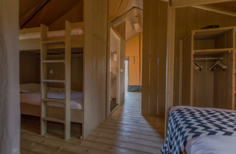 Alloggio glamping con letti a castello e letto matrimoniale a Camping Alf - Safaritenten Rijnland-Palts, pavimenti in legno.