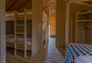 Glamping accommodatie met stapelbedden en een tweepersoonsbed in Camping Alf - Safaritenten Rijnland-Palts, houtenvloer.