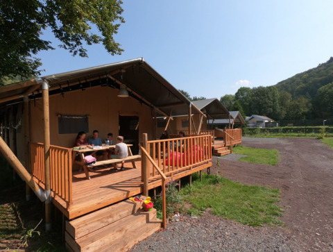 Glamping au Camping Alf - Safaritenten Rijnland-Palts avec famille, terrasse en bois et vue naturelle.