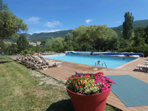 Piscine extérieure avec transats et fleurs chez Gorges de la Meouge - Hut Lodges Provence-Alpes-Côte d'Azur en France.