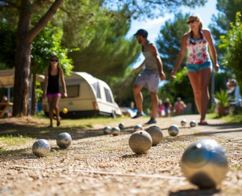 Glamping bei Gorges de la Meouge - Hut Lodges Provence-Alpes-Côte d'Azur, Gäste spielen Boule im Freien.