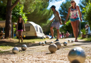 Glamping-oplevelse på Gorges de la Meouge - Hut Lodges i Provence-Alpes-Côte d'Azur med petanquekugler.