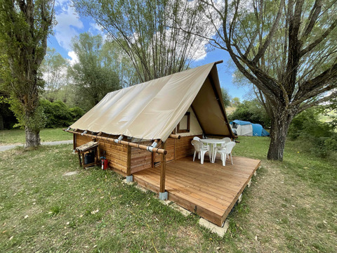 Hébergement glamping Gorges de la Méouge Provence-Alpes-Côte d'Azur, cabane en bois avec terrasse en pleine nature.