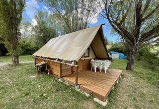 Glamping accommodation Gorges de la Meouge in Provence-Alpes-Côte d'Azur, wood hut lodge with porch in nature.