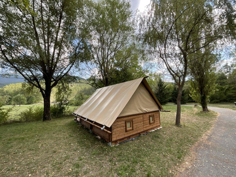 Glamping-indkvartering 'Gorges de la Méouge - Hut Lodges' i Provence-Alpes-Côte d'Azur, set blandt træer.