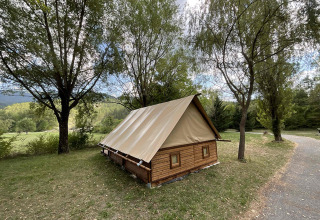 Alloggio glamping 'Gorges de la Méouge - Hut Lodges Provence-Alpes-Côte d'Azur' tra gli alberi.